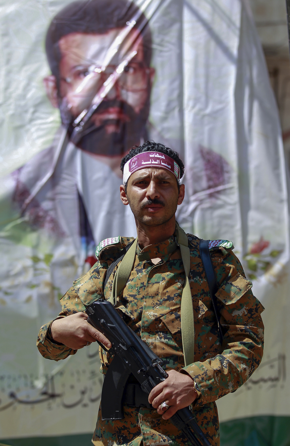 A fighter loyal to Yemen's Huthi rebels stands guard during a rally commemorating the death of Shiite Imam Zaid bin Ali in the capital Sanaa, on September 14, 2020. (AFP/File Photo) A fighter loyal to Yemen's Huthi rebels stands guard during a rally commemorating the death of Shiite Imam Zaid bin Ali in the capital Sanaa, on September 14, 2020. (AFP/File Photo)