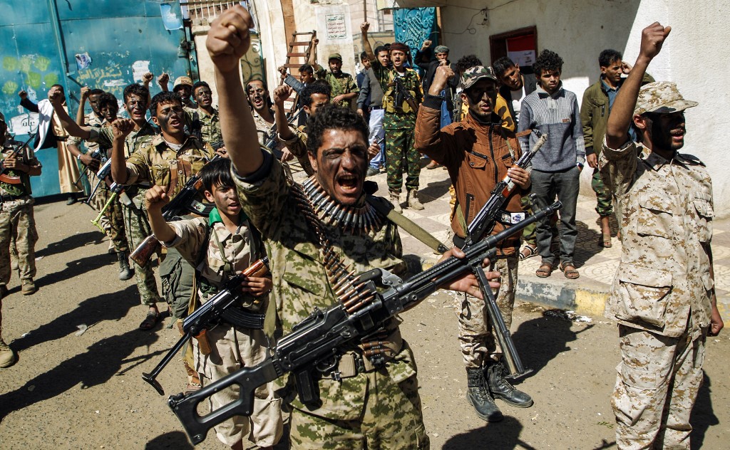 Houthi forces fired a missile at a school in the Taiz region where pro-government forces are stationed, killing 15 soldiers, as well as three children who were nearby. (File/AFP) Houthi forces fired a missile at a school in the Taiz region where pro-government forces are stationed, killing 15 soldiers, as well as three children who were nearby. (File/AFP)