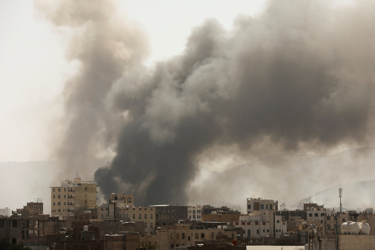 Smoke billows from the site of Saudi-led air strikes on Houthi positions in Sanaa, Yemen, on March 7, 2021. (REUTERS/File Photo) Smoke billows from the site of Saudi-led air strikes on Houthi positions in Sanaa, Yemen, on March 7, 2021. (REUTERS/File Photo)