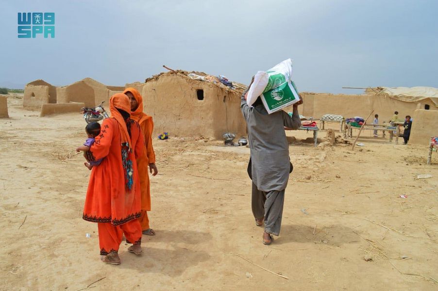 King Salman Humanitarian Aid and Relief Center continues to distribute Ramadan food baskets in the Pakistani province of Balochistan. (SPA) King Salman Humanitarian Aid and Relief Center continues to distribute Ramadan food baskets in the Pakistani province of Balochistan. (SPA)